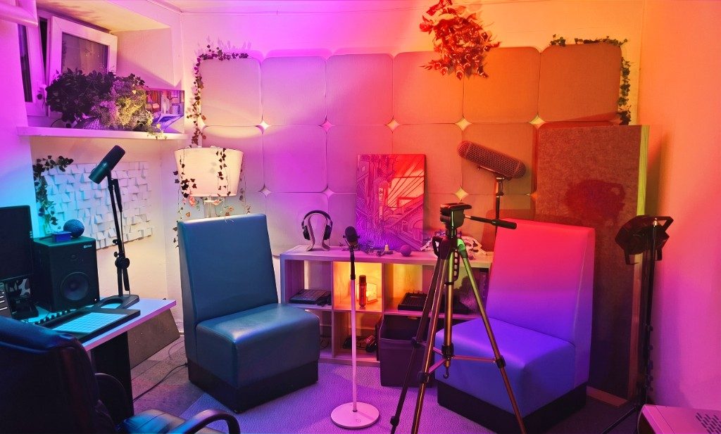 Studio podcastowe GADAM przy Podwalu 17 w Warszawie — dwa miejsca do rozmowy, mikrofony i oświetlenie ambientowe